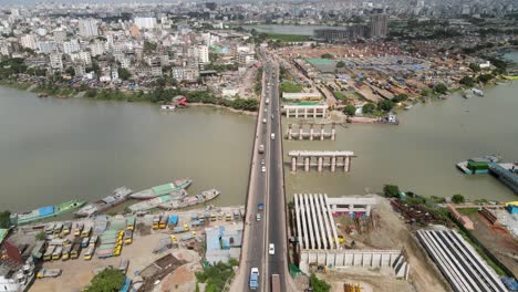 este es un video de dron de 4k de un puente sobre un río