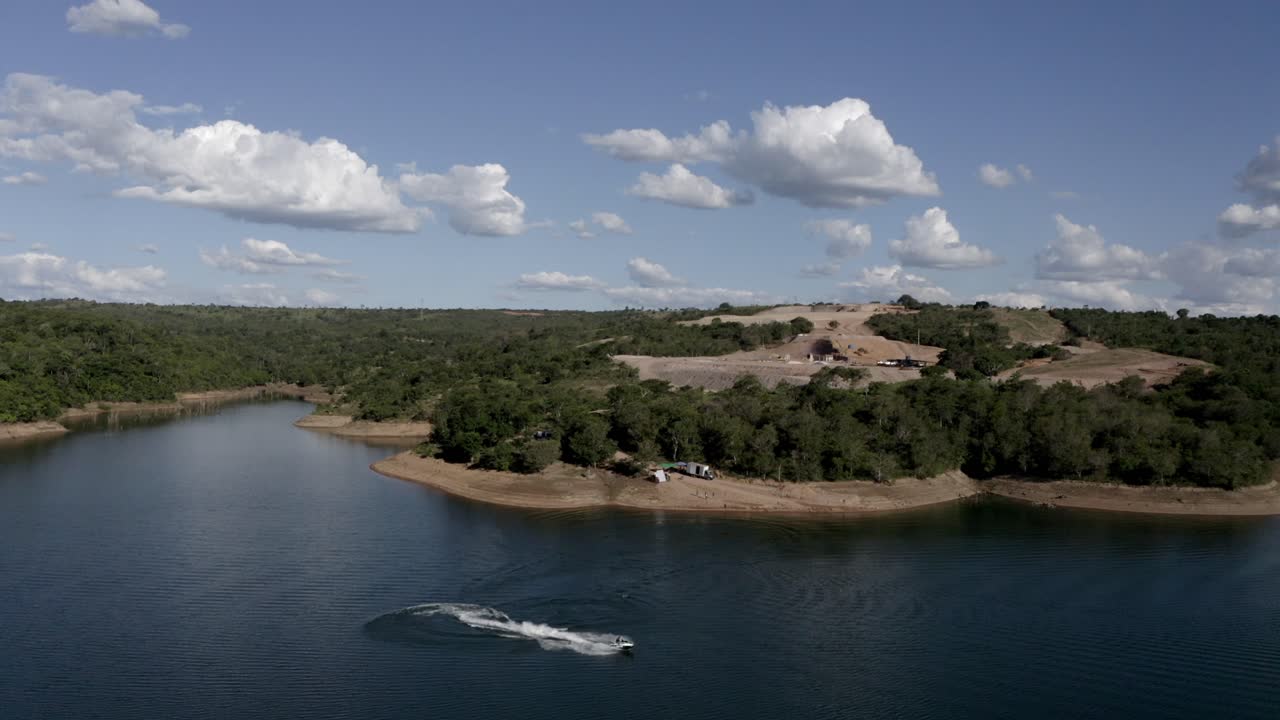 vista aérea de una persona jugando en una moto de agua en un lago tropical cerca de la costa de playa