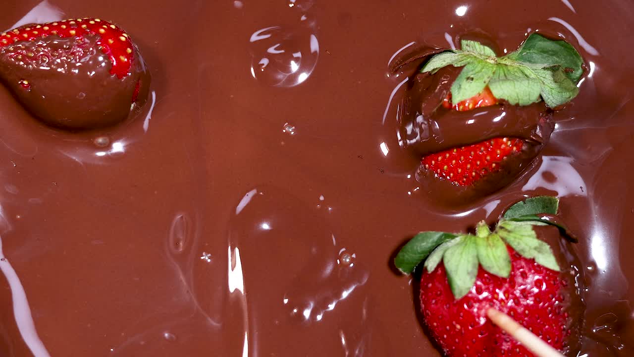 녹은 초콜릿 에 녹여 있는 딸기