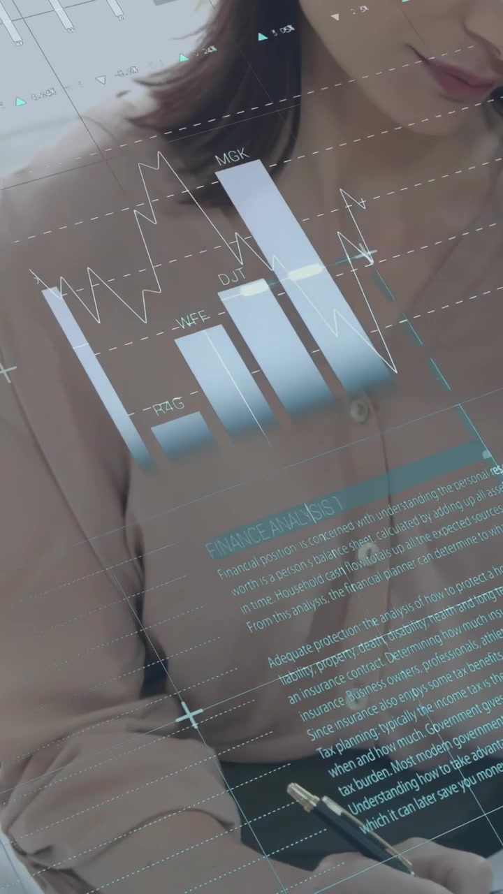 Vertikal video: Kvinde skriver noter mens kollega gestikulerer, HUD-diagrammer opdateres til forretningsbrug.