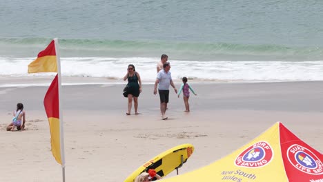 menschen genießen einen strand unter rettungsschwimmerwache