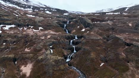 Rückzug-über-Eine-Reihe-Von-Wasserfällen-Am-Klifbrekkufossar-Im-Fluss-Mjoifjördur,-Ostisland