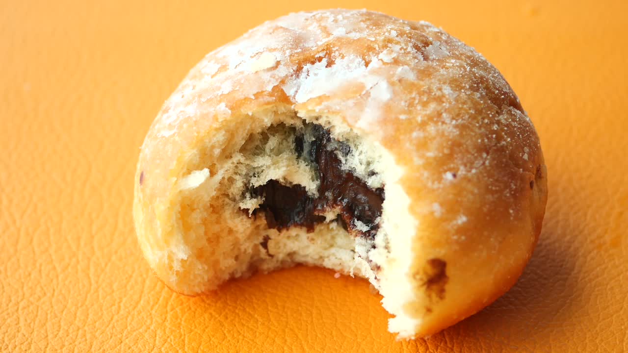 кусочек шоколадного пончика