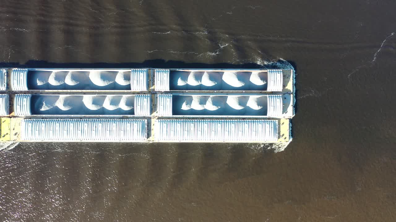 강 에서 대량 재료 를 운반 하는 배 의 공중 사진