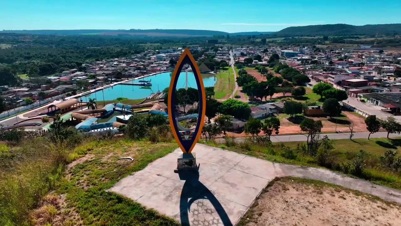 Riprese con drone di un monumento simbolico vicino a Vale do Amanhecer e al Lago Yemanja a Planaltina, Distretto Federale, Brasile, associato a spiritualismo, misticismo e credenze sugli UFO.