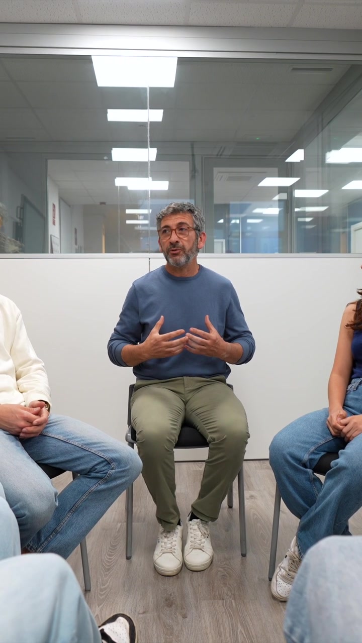 Professionista che parla a un gruppo di giovani adulti.