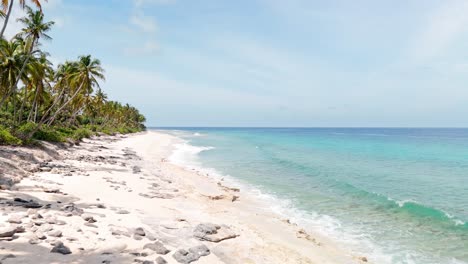 aerial footage reveals geiymiskih fannu beach’s pristine waters curving along fuvahmulah’s southwestern shore.