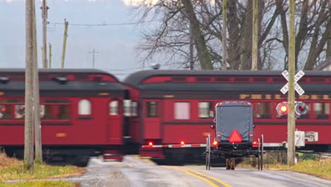 Ein-Amish-Pferd-Und-Buggy,-Das-Sich-Einem-Bahnübergang-Nähert,-Während-Ein-Antiker-Dampf-Personenzug-An-Einem-Wintertag-Vorbeifährt