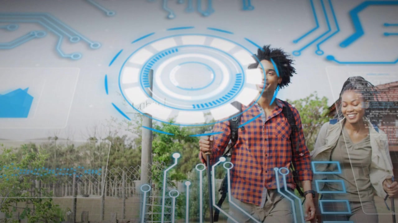 Uomo e donna camminano su un sentiero, con un HUD tecnologico tracciato dalla telecamera che oscura e rivela i volti mentre conversano.