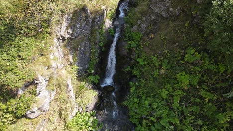 Vista-Por-Drones-De-Pequeños-Arroyos-Naturales-Que-Fluyen-Desde-Las-Montañas-En-El-Mar-Negro