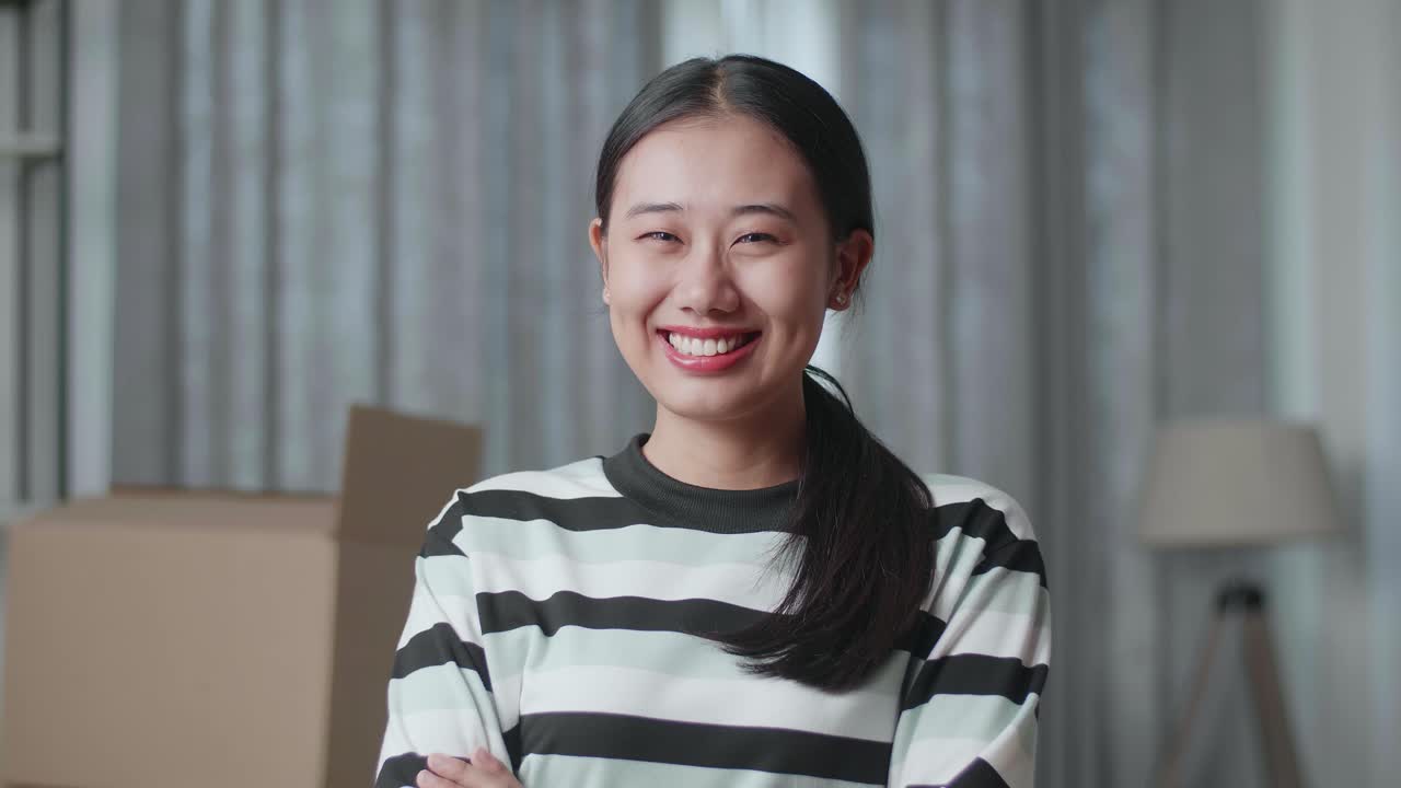 새로운 아파트에서 행복한 여자