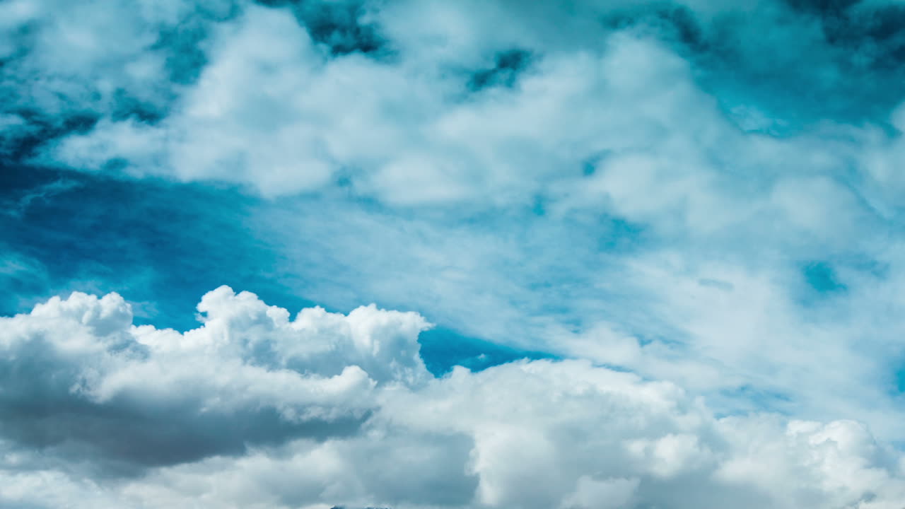 tiempo de lapso cielo azul nubes en movimiento