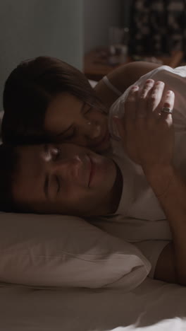 pareja durmiendo en la cama