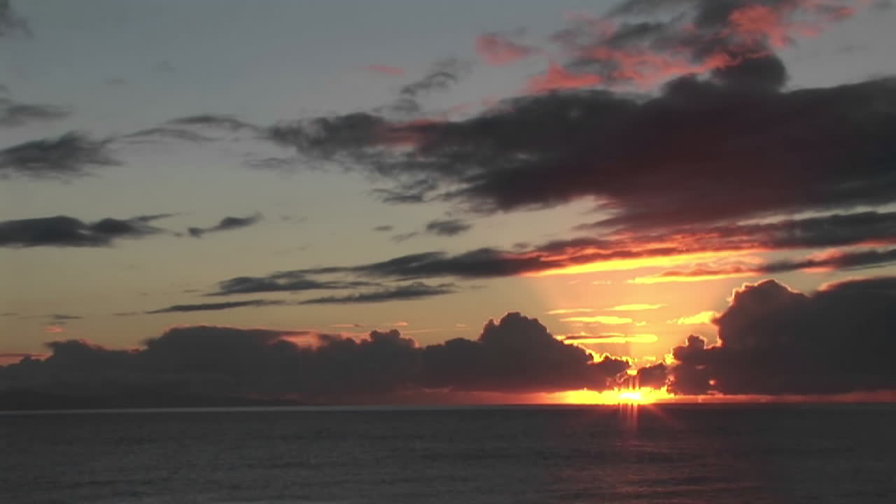 시간 경과 구름은 바다 위의 하늘을 가로질러 움직입니다.