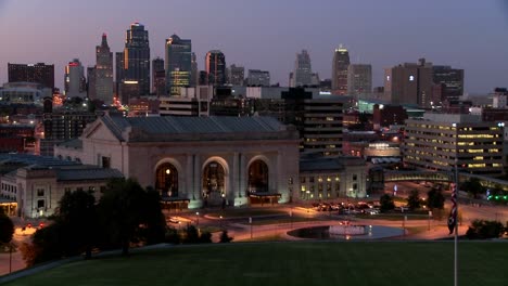 Eine-Nächtliche-Aussicht-Auf-Die-Skyline-Von-Kansas-City-Missouri