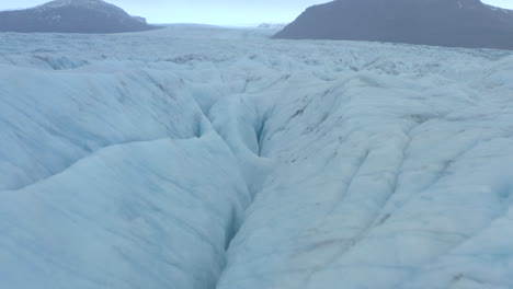 Niedrige-Nahaufnahme-Von-Rissen-Und-Graten-Im-Großen-Gletscher