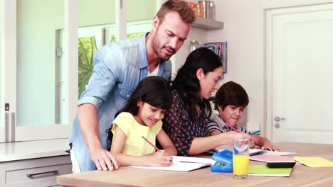 los padres ayudan a los niños a hacer los deberes