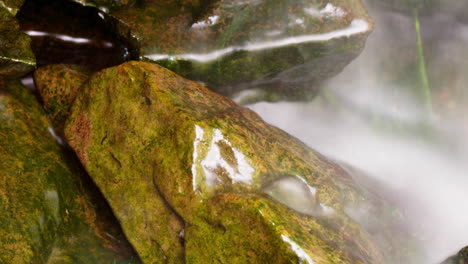 lapso de tiempo y exposición de tiempo en una pequeña cascada