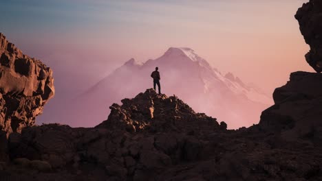 Hombre-Aventurero-Excursionista-En-Un-Espectacular-Pico-Rocoso