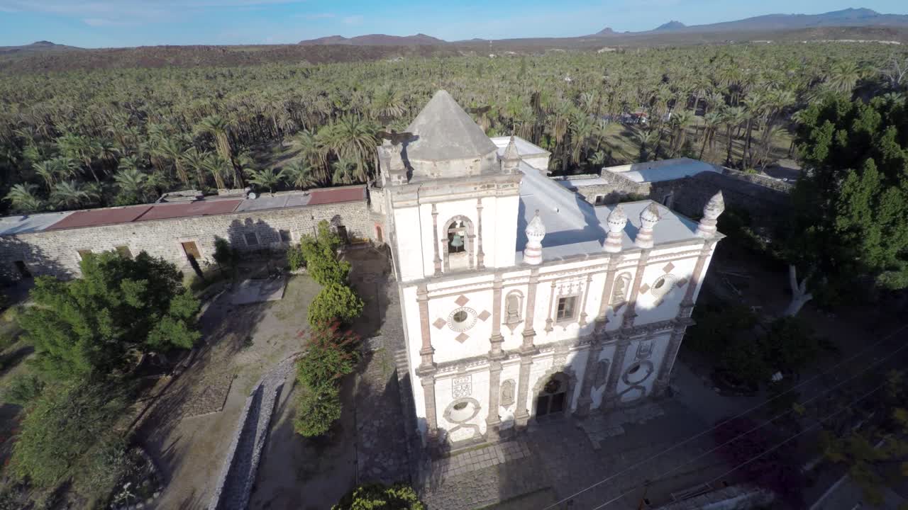 toma aérea de drone de la misión jesuita san ignacio, municipio de mulegé, baja california sur