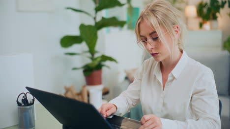 Mujer-De-Negocios-Segura-En-La-Computadora-Portátil