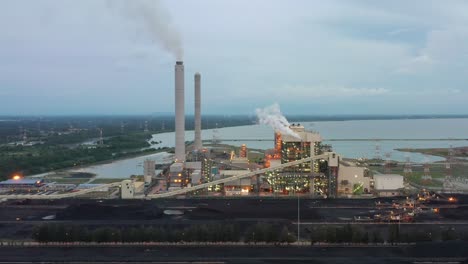 Volar-Alrededor-De-La-Cuenca-Carbonífera-Y-La-Central-Eléctrica-Industrial-Ultrasupercrítica-De-Carbón-Con-Humo-Saliendo-De-La-Chimenea-Ubicada-En-La-Terminal-A-Granel-De-Lekir-Jalan,-Teluk-Rubiah,-Manjung,-Malasia