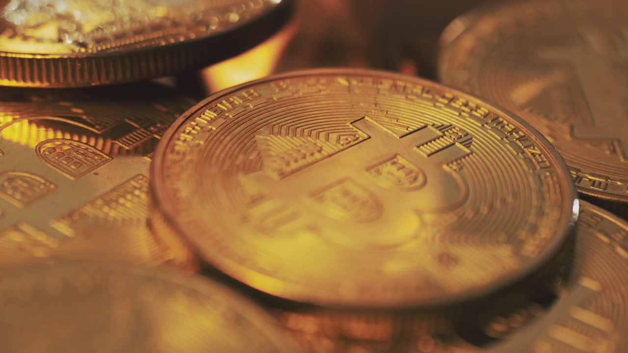 monedas de bitcoin en el fuego