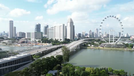 vista aérea de la rueda de ferris del volante de singapur en el centro de singapur