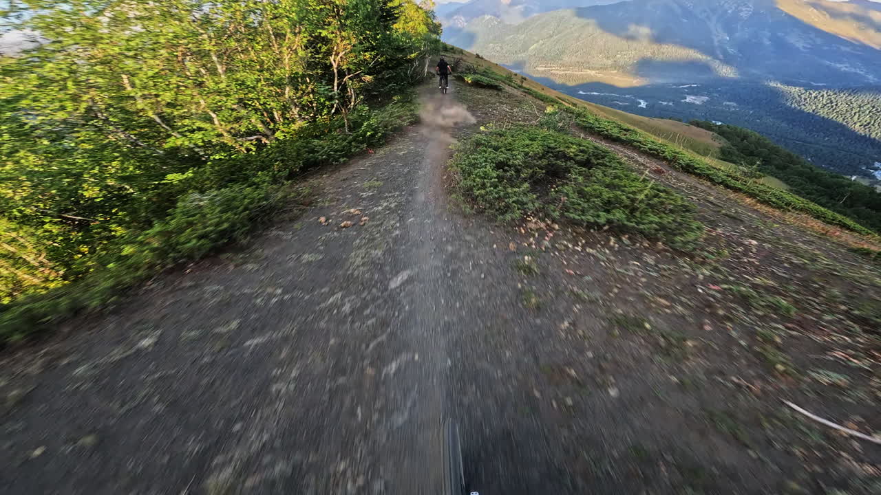 POV: Ciclismo de montaña por un sendero montañoso panorámico