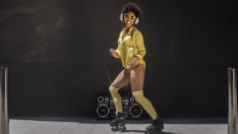 mujer de patinaje sobre ruedas baila y patina afuera en un entorno urbano