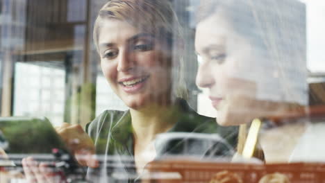 Negocios,-Mujeres-Y-Equipo-En-Tableta-En-Un-Café