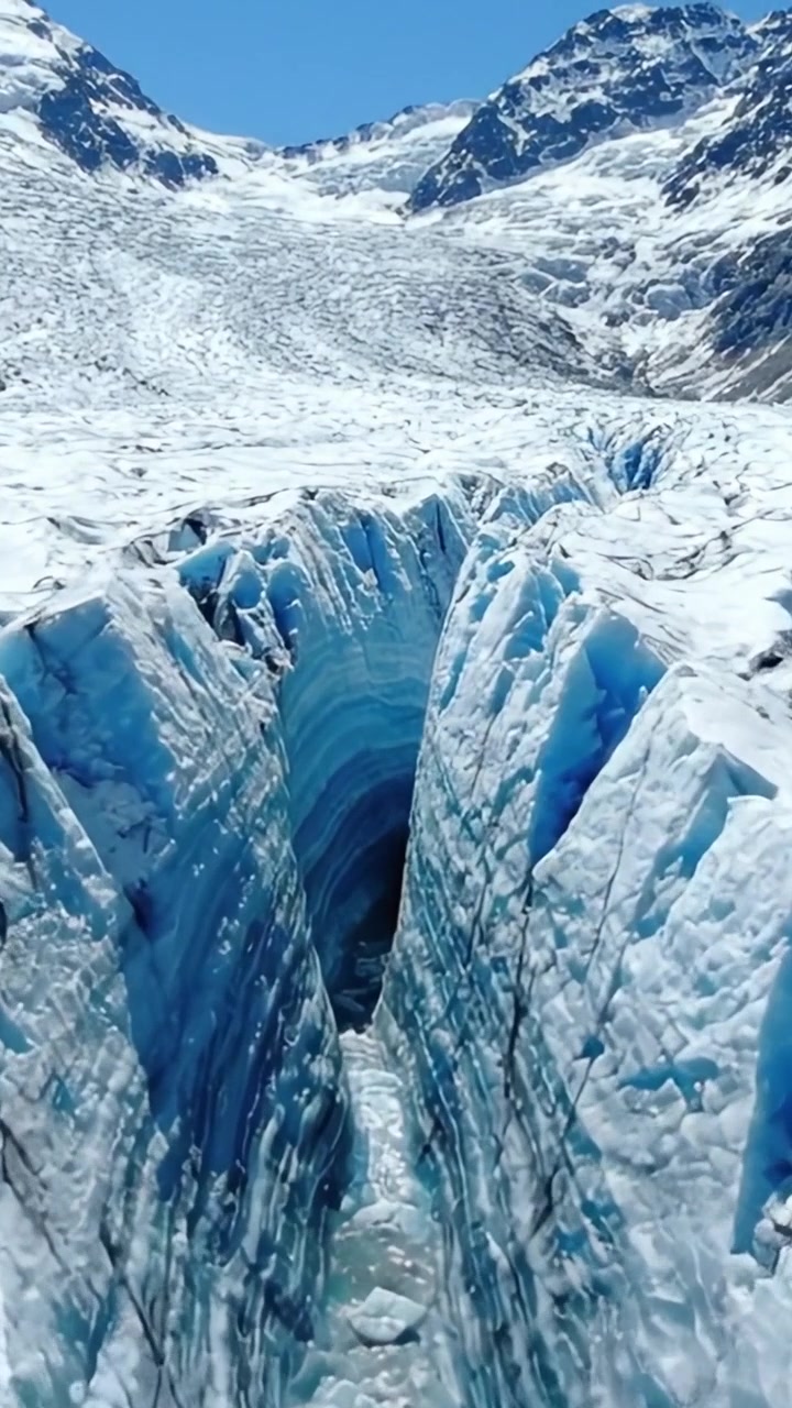 Majestätische Gletscherlandschaft: Ein atemberaubender Blick auf tiefe Gletscherspalten und blaue Eisformationen im Herzen eines beeindruckenden Gletschersystems.