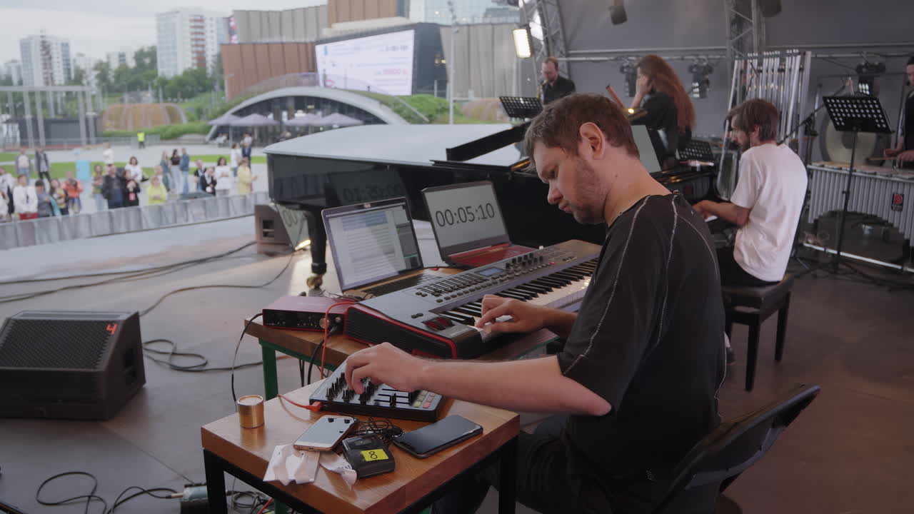 키보드 연주자 와 함께 야외 재즈 콘서트