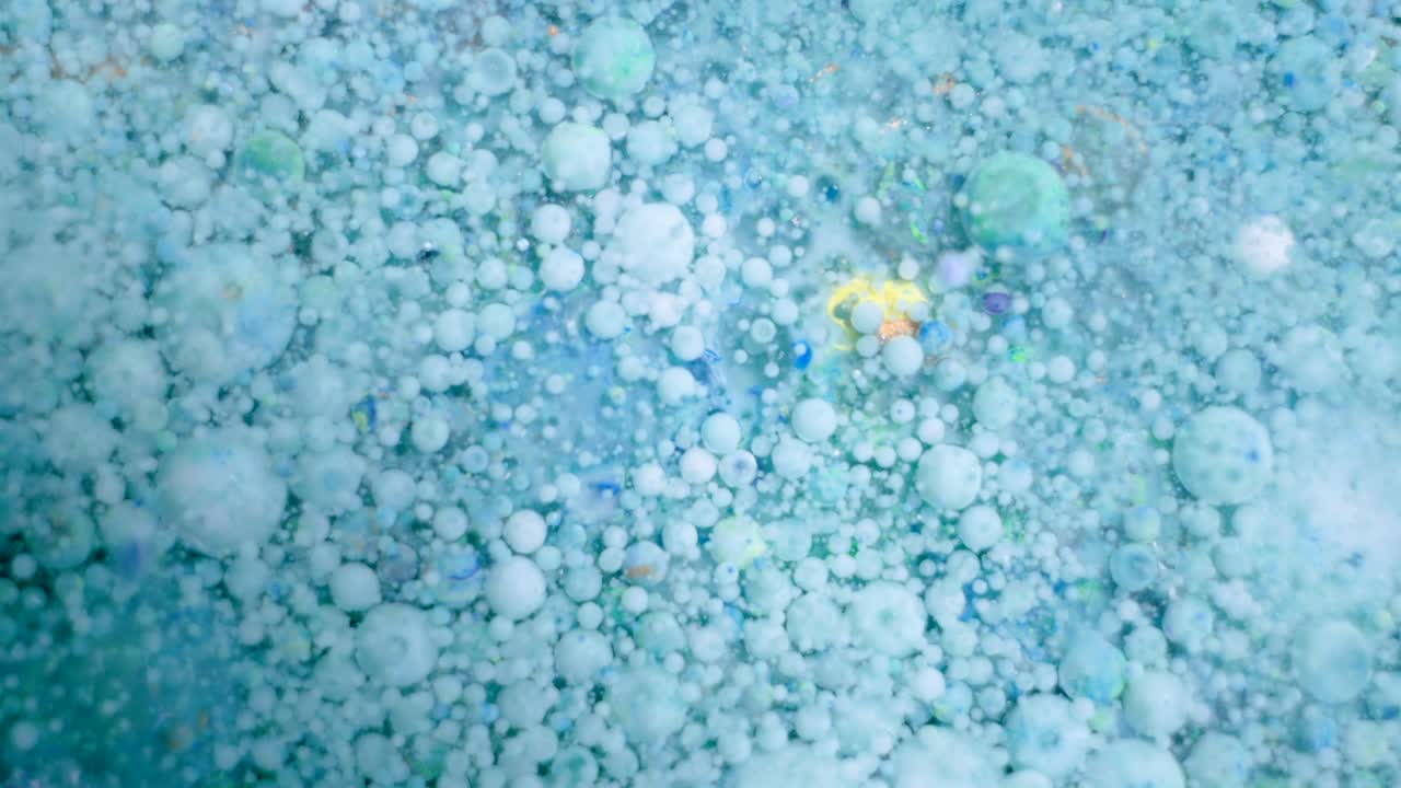 거품과 함께 추상적인 액체 질감