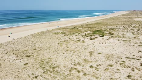 Eine-Drohnenaufnahme-Einer-Welle,-Die-In-Hossegor,-Frankreich,-Bricht