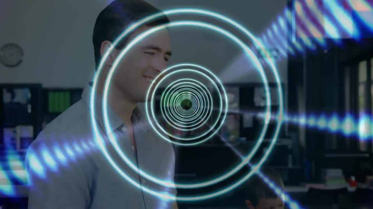 animación de círculos y luces sobre un maestro caucásico sonriendo a la cámara