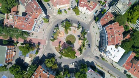 paisaje urbano en varna, bulgaria. vista aérea sobre la calle circular y el parque del jardín shishkov.