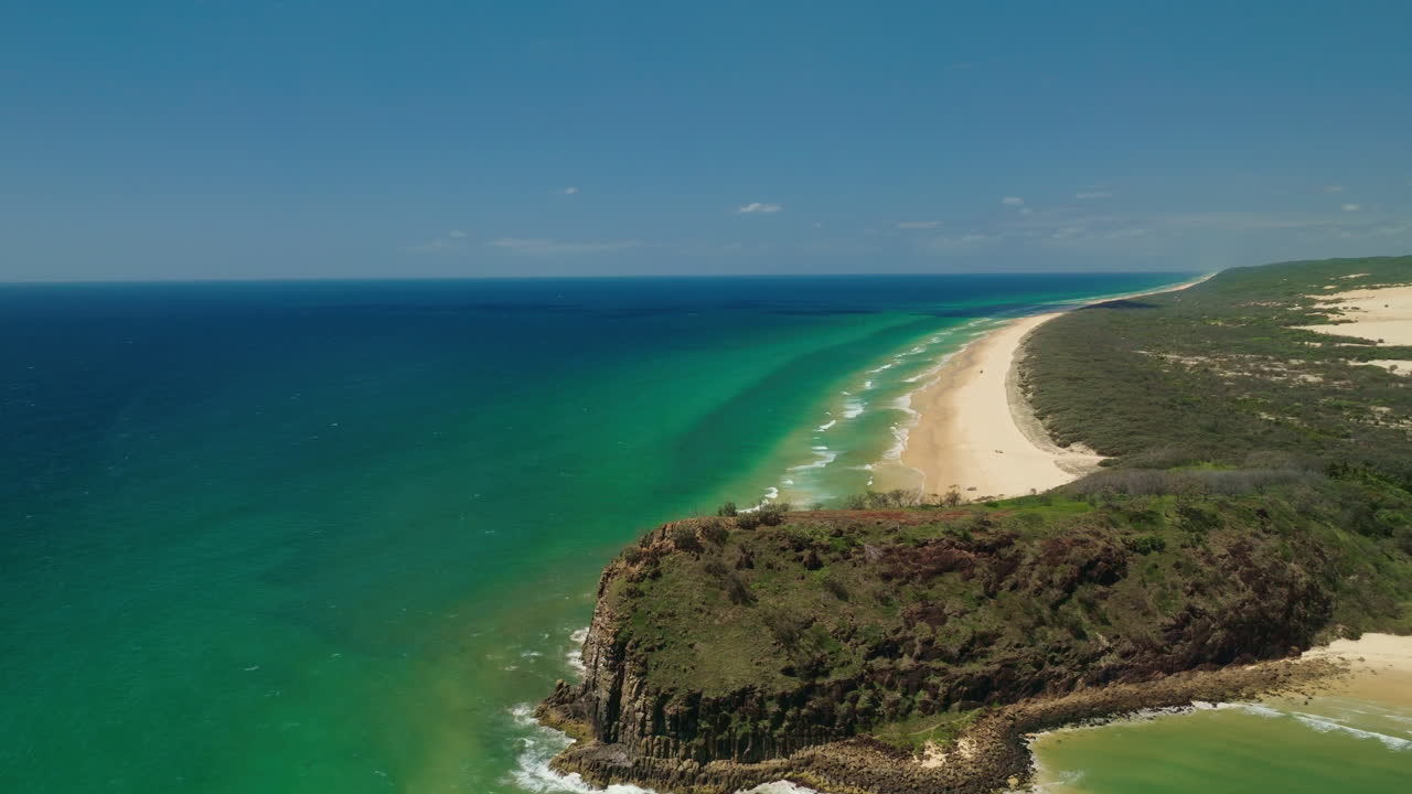 Indian Head, scogliera rocciosa, affaccio sull'oceano, giornata di sole, KGari Fraser Island, Australia, drone aereo 4K