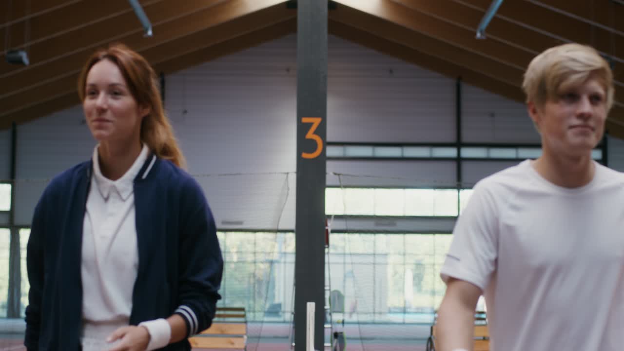 테니스 선수 들 이 경기 후 손을 흔들고 있다