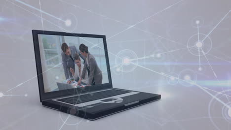 animación de puntos conectados con líneas sobre empresarios en computadora portátil discutiendo informes en la oficina