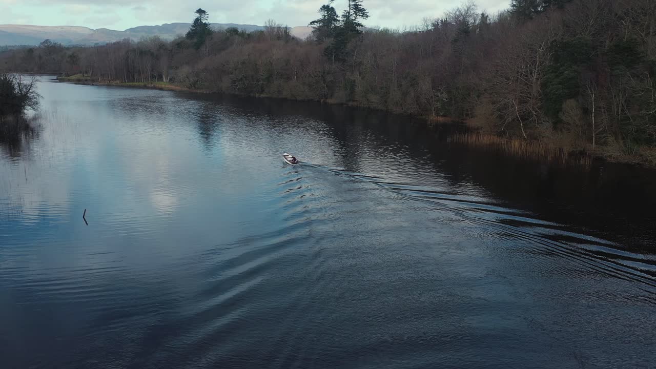 광야 내 강에 작은 호수 보트 공개 마운틴 뷰 공중 4k