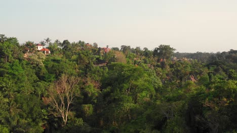 El-Paseo-De-La-Cresta-Cerca-De-Ubud-Durante-La-Puesta-De-Sol