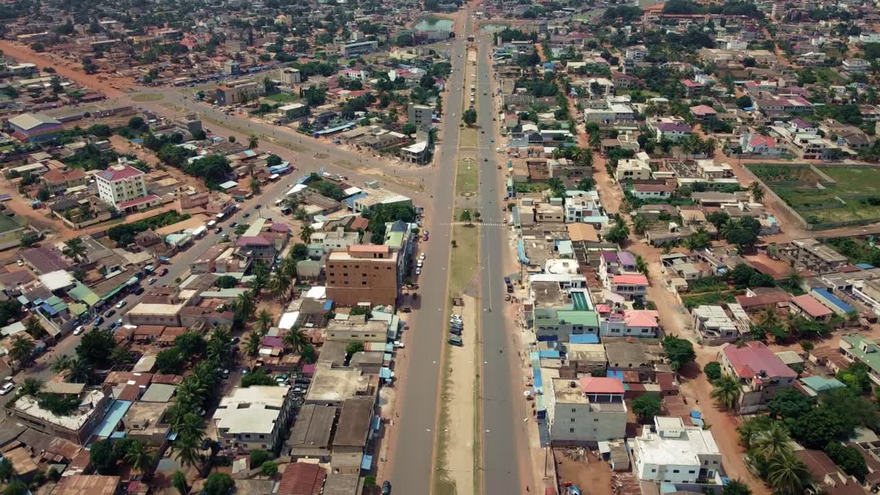 Veduta aerea cinematografica con movimento in avanti di una strada urbana africana, Lomé, Africa