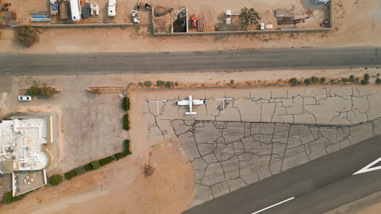 fotografía aérea de un avión aparcado en un aeropuerto