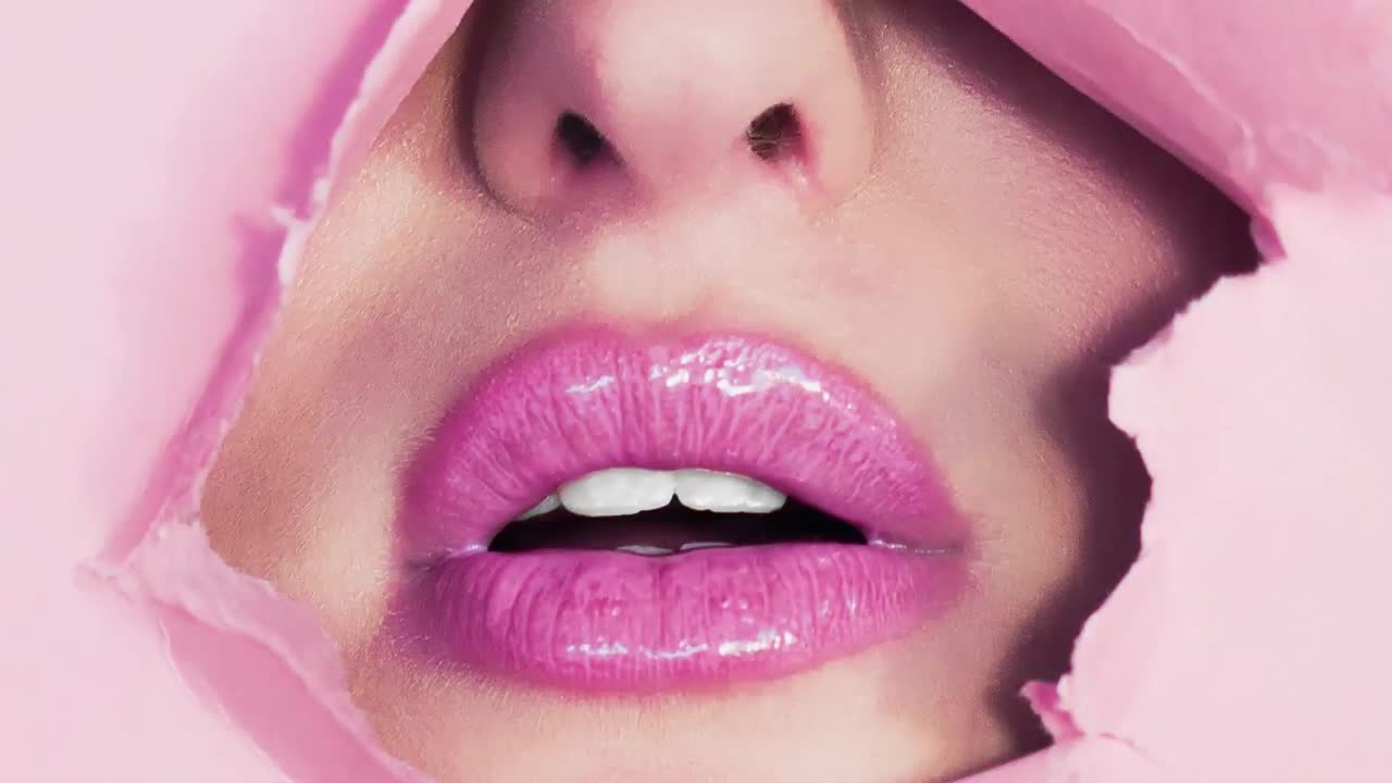 mujer en la playa al atardecer