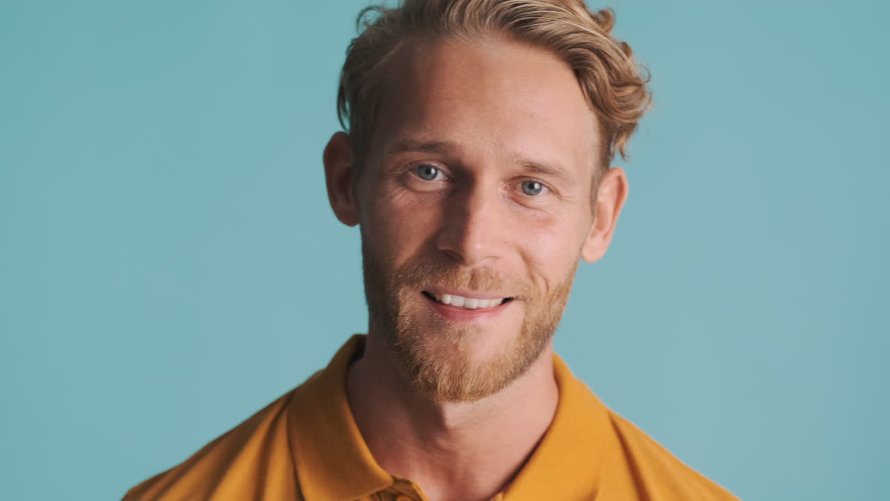 joven y guapo diciendo wow