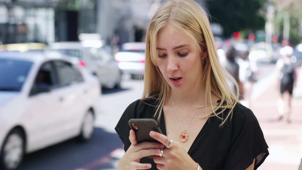 mujer usando el teléfono en la calle de la ciudad