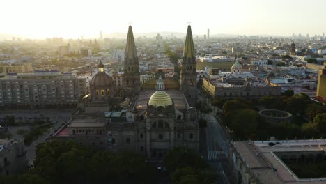 Drohne-Fliegt-Zwischen-Spitzen-Der-Kathedrale-Von-Guadalajara-In-Mexiko