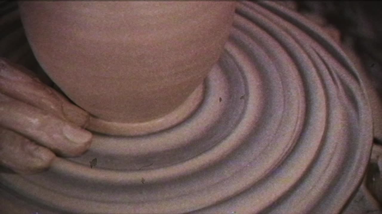 도자기는 진으로 잔을 만든다. 빈티지 효과. 한 남자가 도자기의 바에 잔을 만니다.