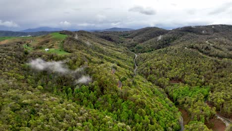 nubes por encima de holler en las montañas blue ridge de los apalaches cerca de boone nc, carolina del norte